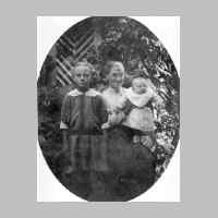 022-0319 Auguste Jucknies aus Goldbach im Jahre 1917 mit ihren Toechtern Margarete und Elli..jpg